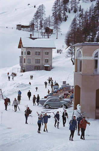 Slim Aarons - Skiers in St. Moritz, St. Moritz, March 1963