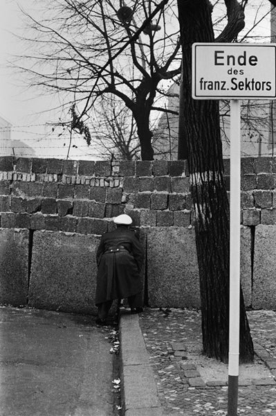 Jürgen Schadeberg - Peeping Cop, Berlin, 1961
