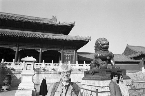 Christopher Makos - Andy in front of the Tiananmen Square, China, 1982