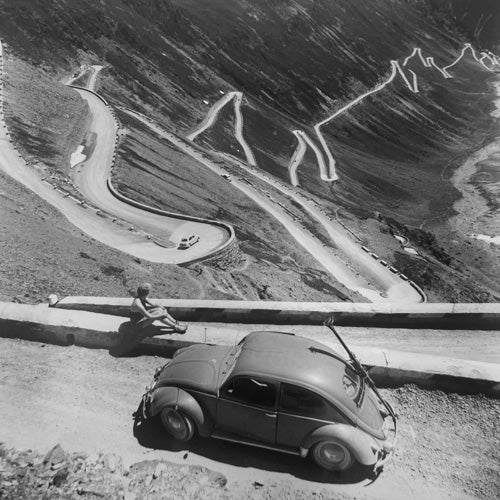 Hans Truöl - VW Käfer auf dem Stilfser Joch, Norditalien, 1952