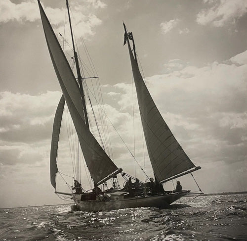 Unknown Photographer - Segelschiff, Off Newport Beach, Kalifornien, USA, 1955